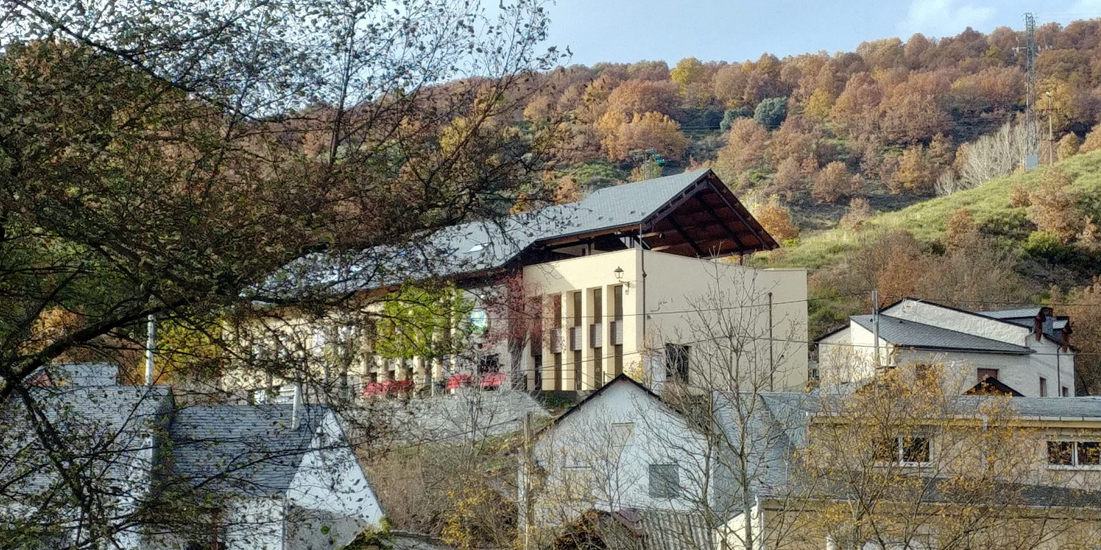 La Antigua Escuela del Bierzo vista desde el pueblo lugares con encanto Alojamiento Restaurante