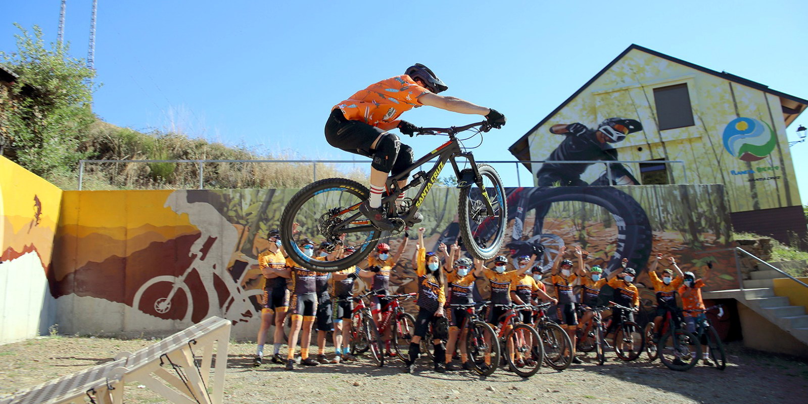 Mountain Bike en El Bierzo Enduro MTB salto y grafiti