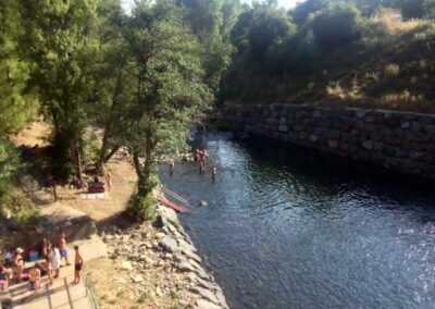 Folgoso de la Ribera | presa zona de baño con niños en El Bierzo