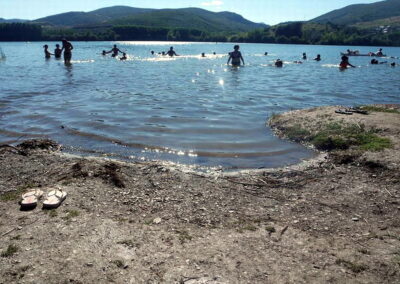 Lago de Carucedo | zona de baño con niños en El Bierzo